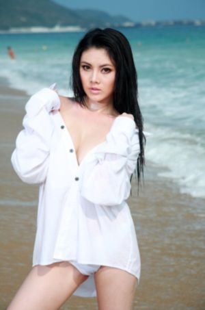 小丹慢慢张开双腿淑芬