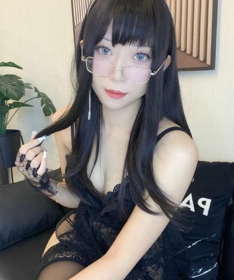 女大学生的沙龙室电影